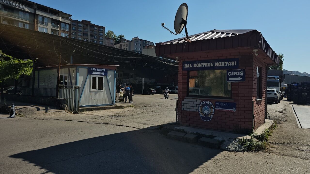 Belediye Halinde Silahlar Konuştu! Güvenlik Görevlisi Zabıtayı Vurdu