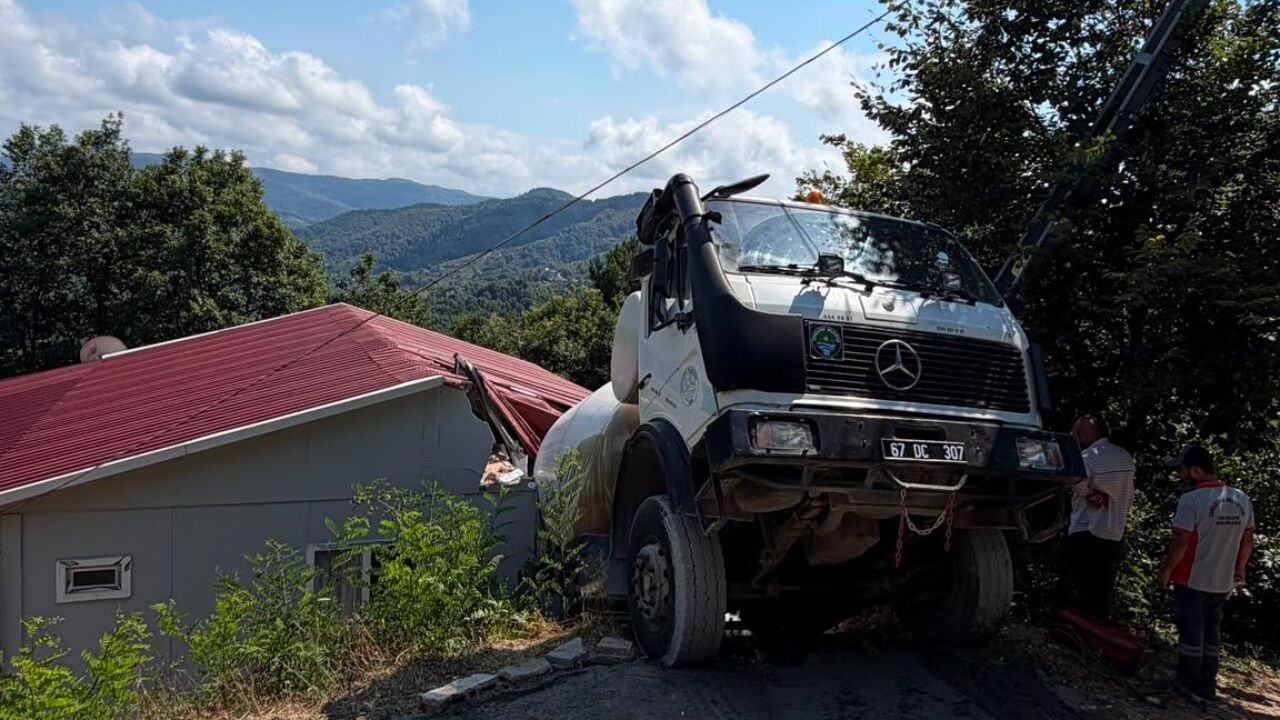 Beton Mikseri Çatıya Düştü