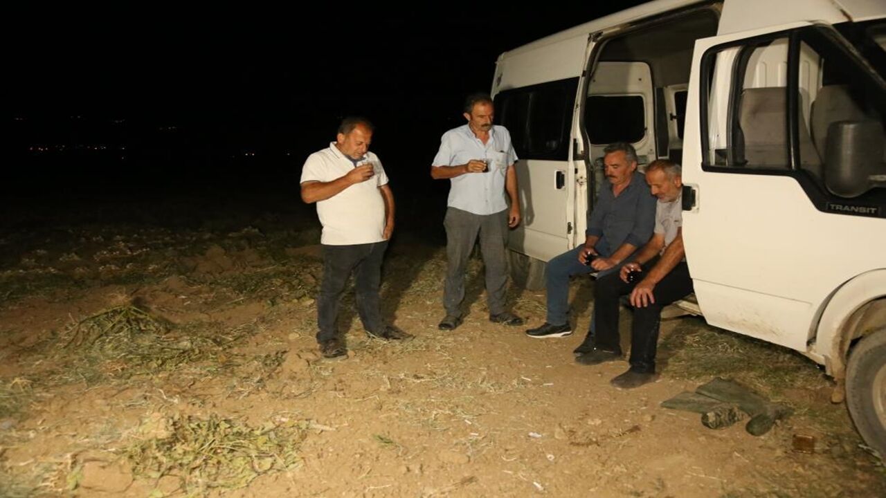 Beyaz Altına Silahlı Nöbet (5)