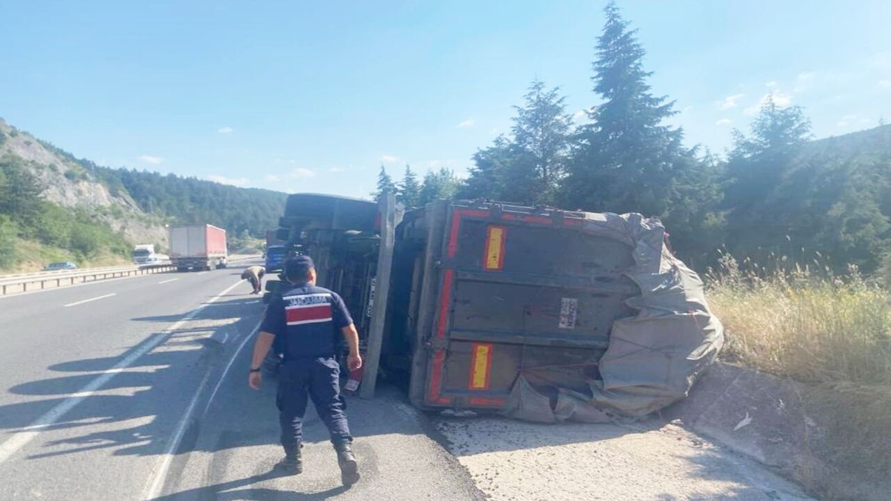 Bilecik Kastamonu Tır Devrildi (1)