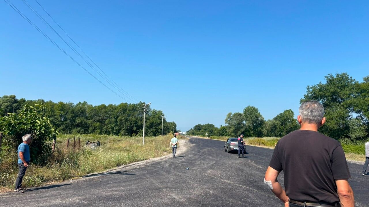 Çaycuma Nebioğlu Beldesi Girişinde Iki Otomobilin Çarpışması Sonucu 1 Kişi Yaralandı. Aynı Kavşakta Son 1 Ayda 4 Kazanın Meydana Geldiği Öğrenildi.