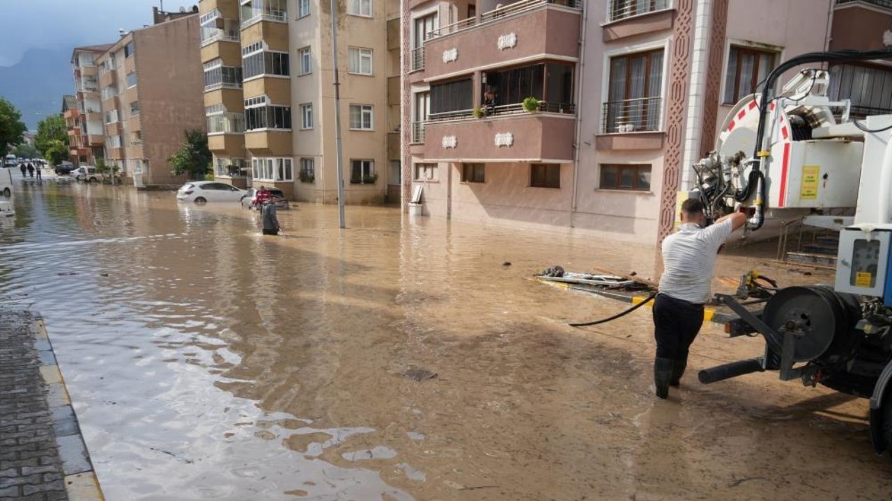 Cide’de Sel Sonrası Su Tahliye Çalışmaları Sürüyor (1)