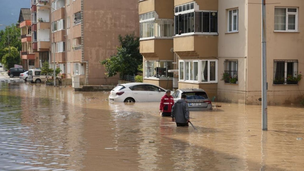 Cide’de Sel Sonrası Su Tahliye Çalışmaları Sürüyor (2)
