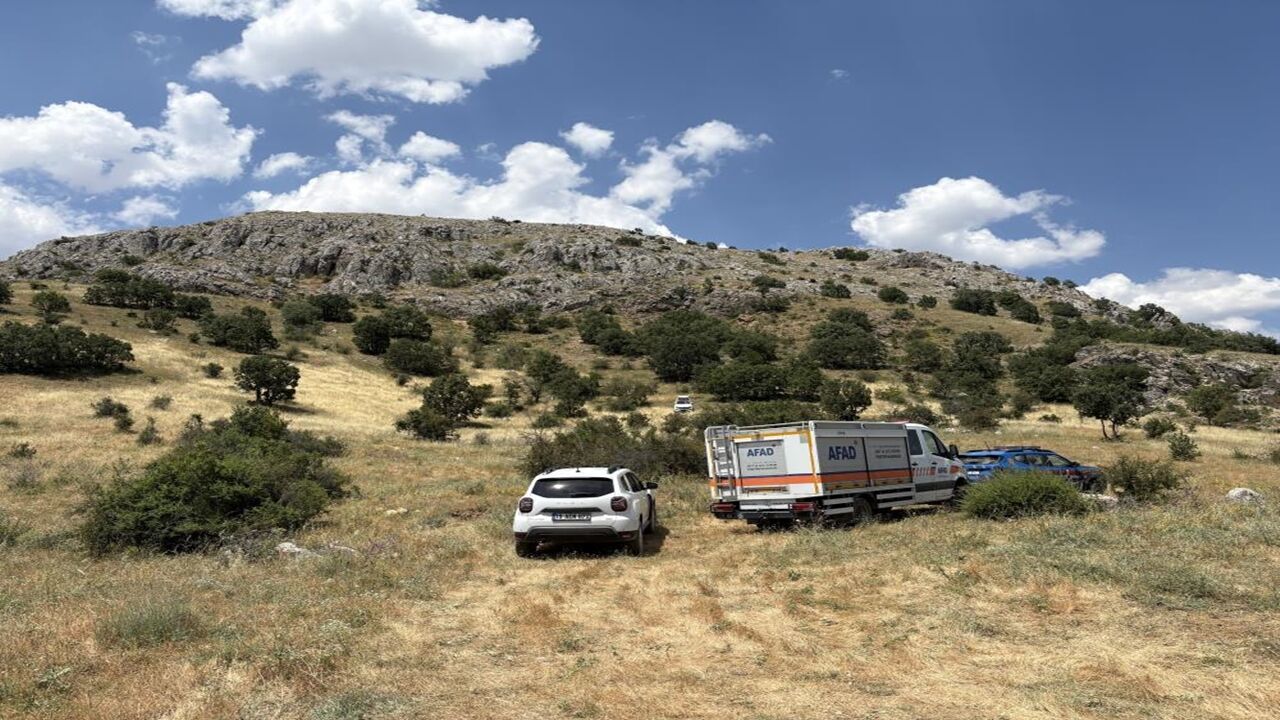 Define Ararken Mağarada Sıkıştı (3)