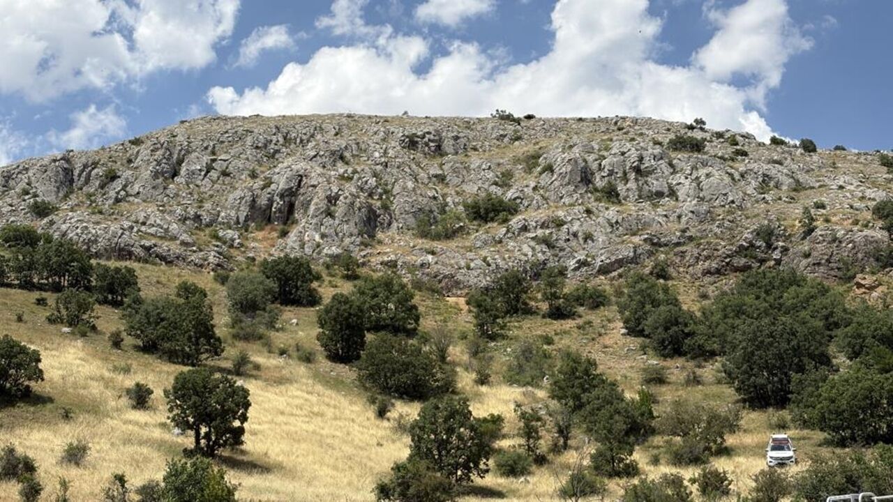 Define Ararken Mağarada Sıkıştı (4)