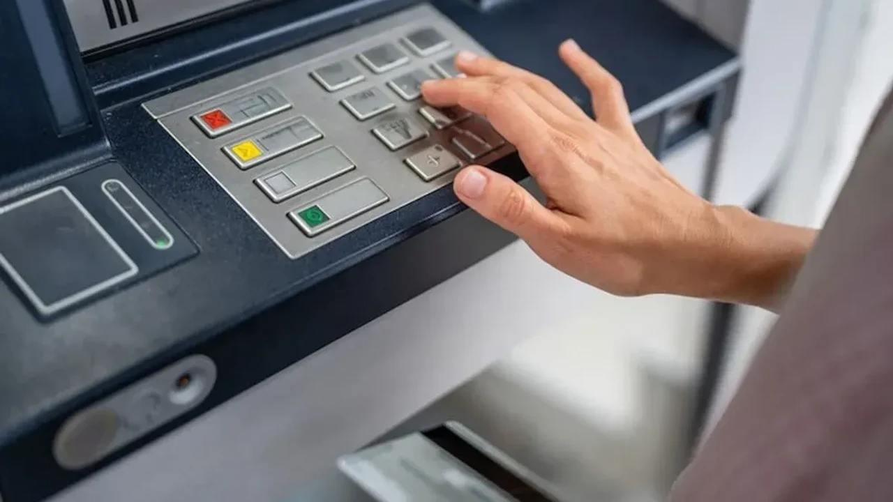 Dev Banka Atm’leri Kaldırmıştı, Şimdi De Şubelerini Kapatıyor