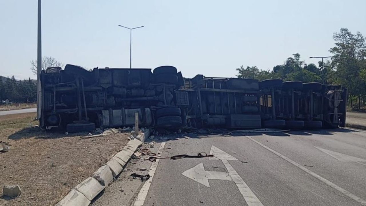 Faciadan Dönüldü Elektronik Eşya Yüklü Tır Devrildi (2)