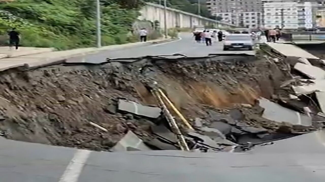 Facianın Eşiğinden Dönüldü! Yol Çöktü, Binalar Tahliye Edildi (1)