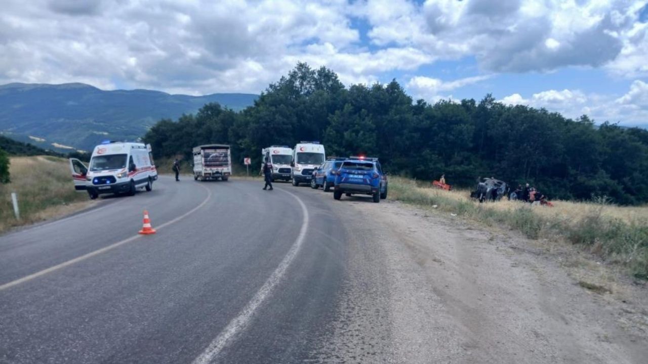 Feci Kaza Takla Atan Araçtan 5 Yaralı Çıkarıldı (2)