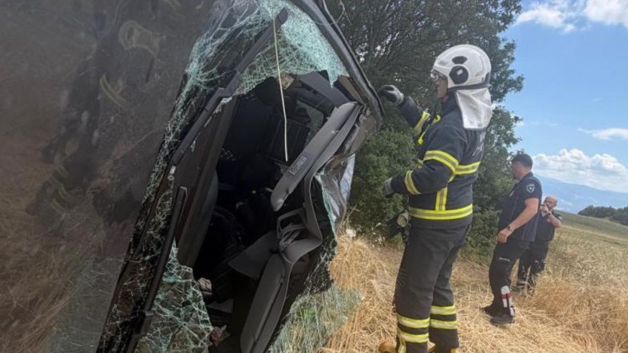Feci Kaza Takla Atan Araçtan 5 Yaralı Çıkarıldı (3)