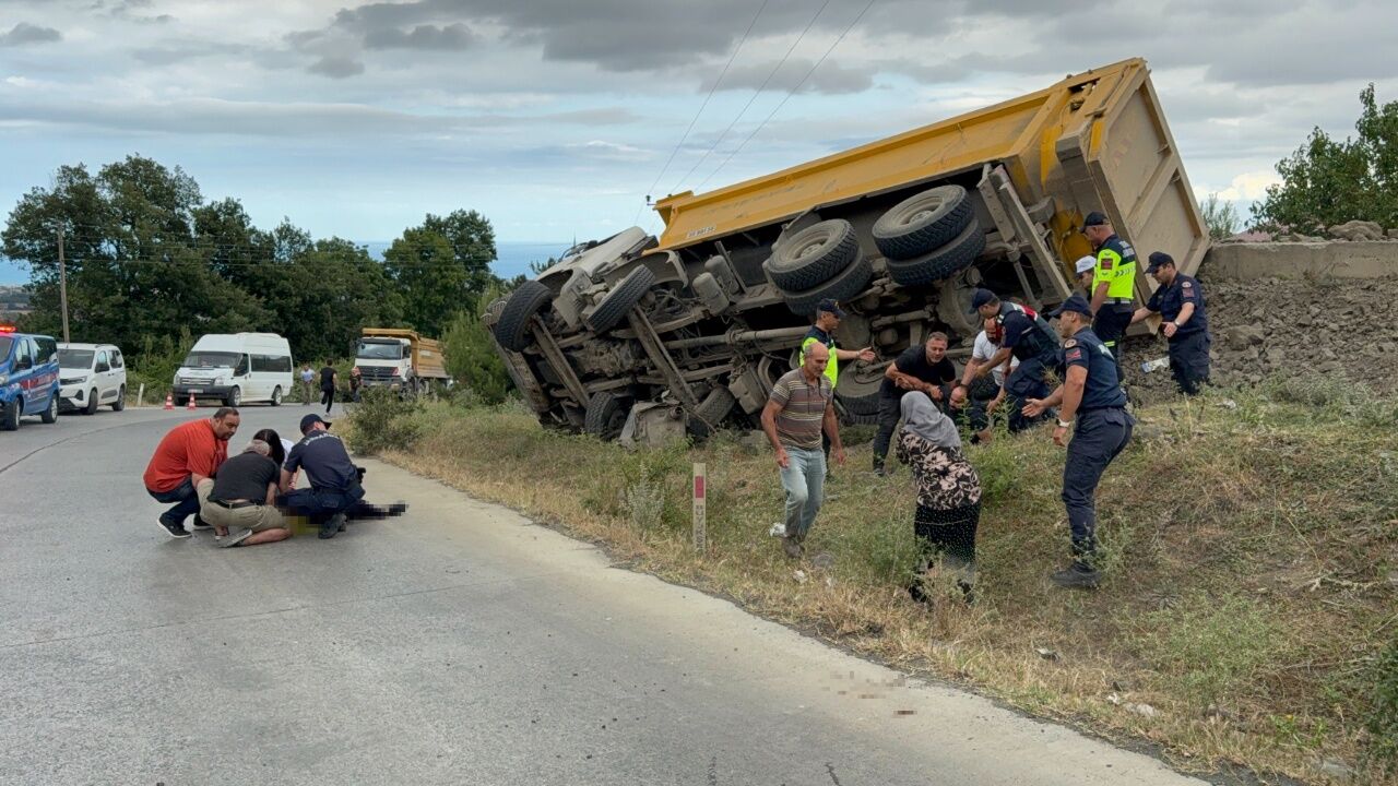 Feci Kaza! Taş Yüklü Kamyon Devrildi, Sürücü Olay Yerinde Can Verdi (1)