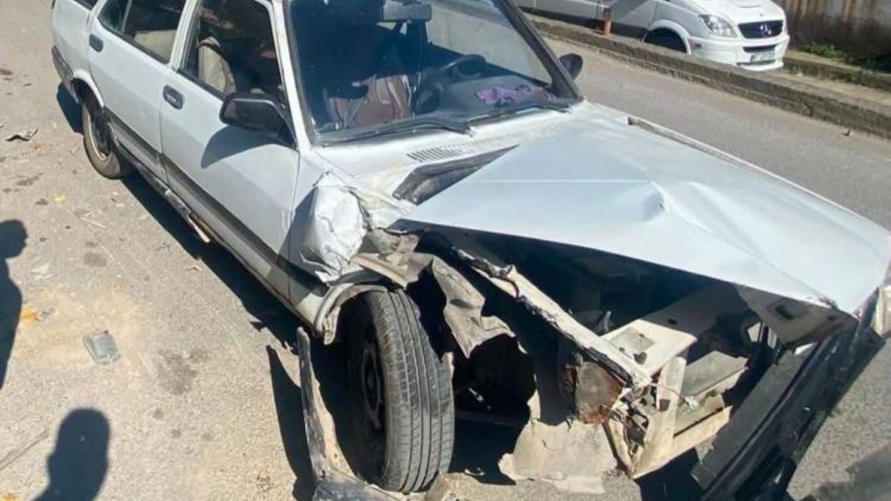 Freni Boşalan Otomobil Pat Pata Çarptı Tarım Aracı 3 Metreden Düştü (2)