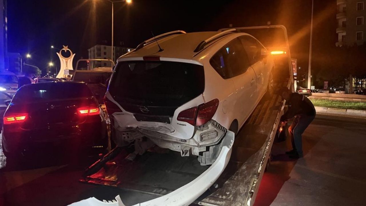 Gece Yarısı Zincirleme Kaza 2’Si Polis 4 Kişi Yaralandı (2)