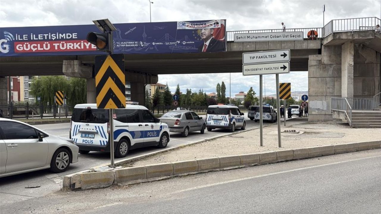 Genç Kadın 9 Metrelik Üst Geçitten Atladı Hastaneye Kaldırıldı (1)