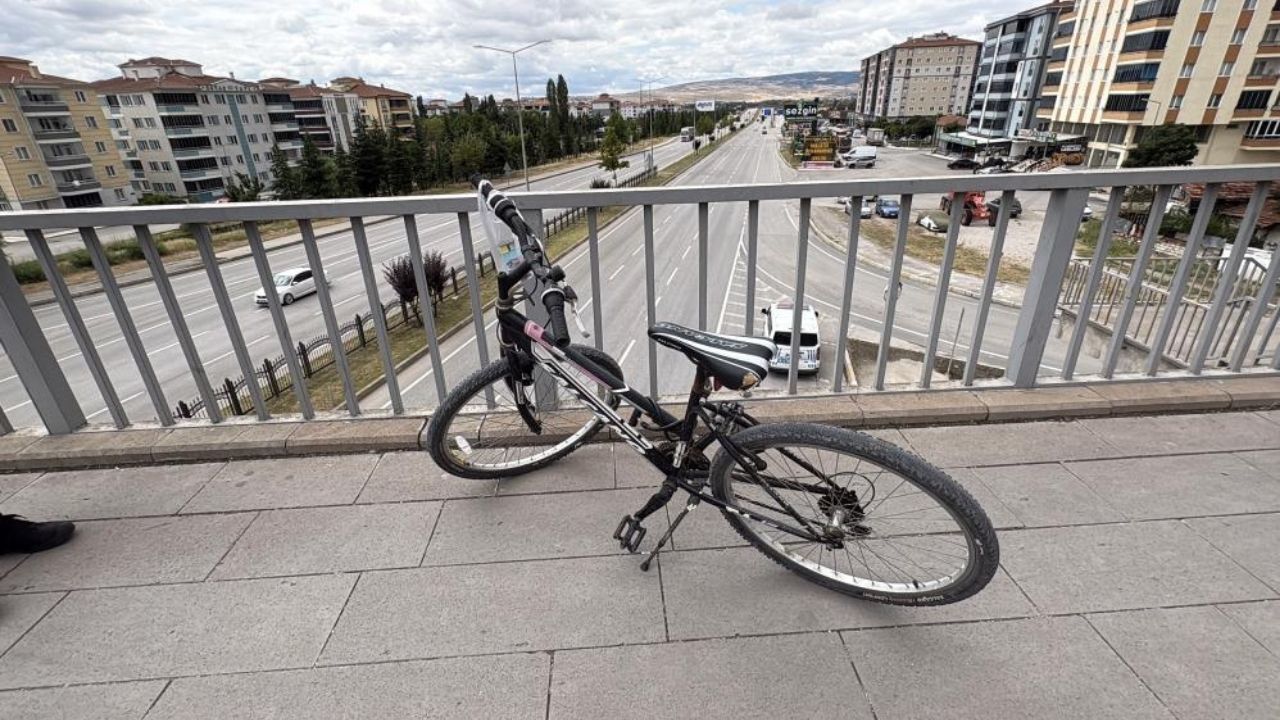 Genç Kadın 9 Metrelik Üst Geçitten Atladı Hastaneye Kaldırıldı (3)