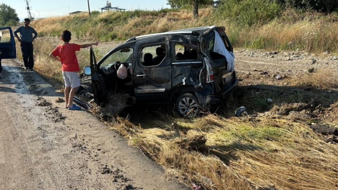 Hafif Ticari Araç Yoldan Çıkıp Takla Attı 2’Si Çocuk 5 Kişi Yaralandı (2)