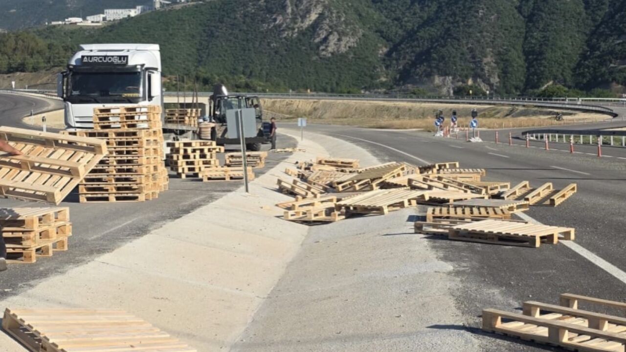 Hanönü’nde Seyir Halindeki Tir’ın Yükü Yola Savruldu! (1)