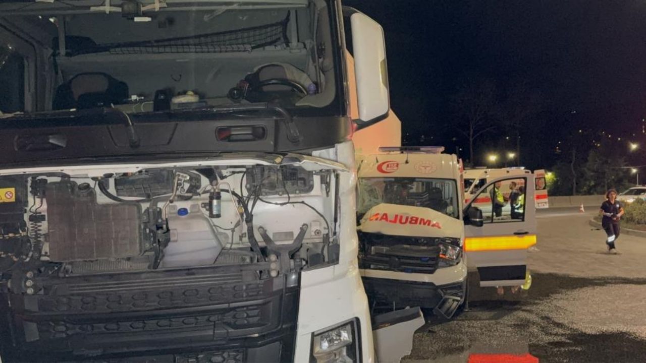 Hasta Taşıyan Ambulans Tırla Çarpıştı 6 Yaralı (2)