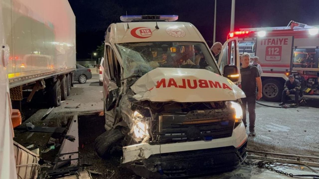 Hasta Taşıyan Ambulans Tırla Çarpıştı 6 Yaralı (3)