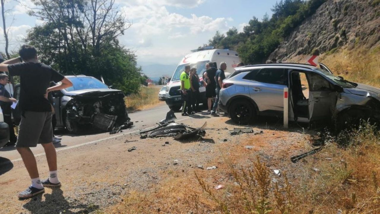 İki Otomobil Kafa Kafaya Çarpıştı Çok Sayıda Yaralı Var (1)