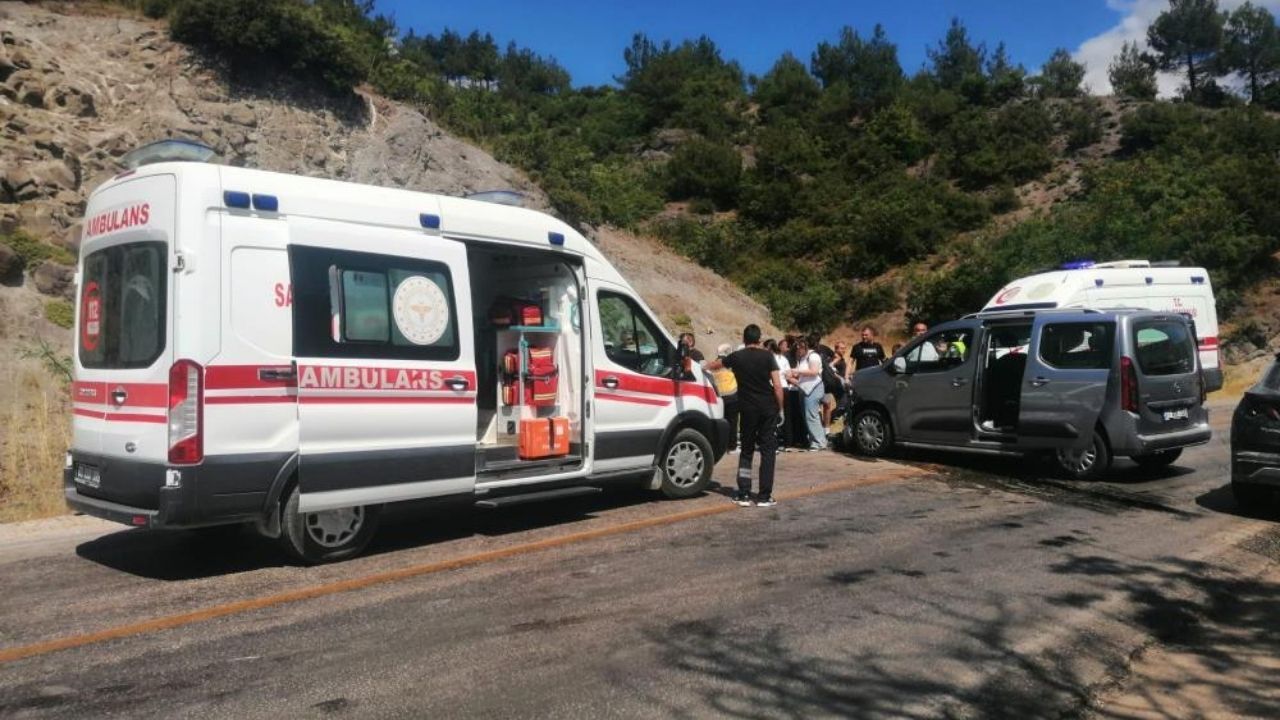 İki Otomobil Kafa Kafaya Çarpıştı Çok Sayıda Yaralı Var (3)