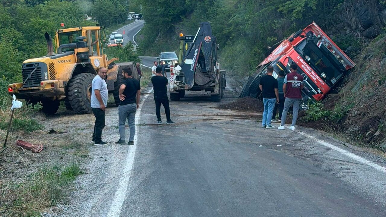İnebolu Doğanyurt Yolunda Korkutan Kaza! Hafriyat Kamyonu Devrildi 1