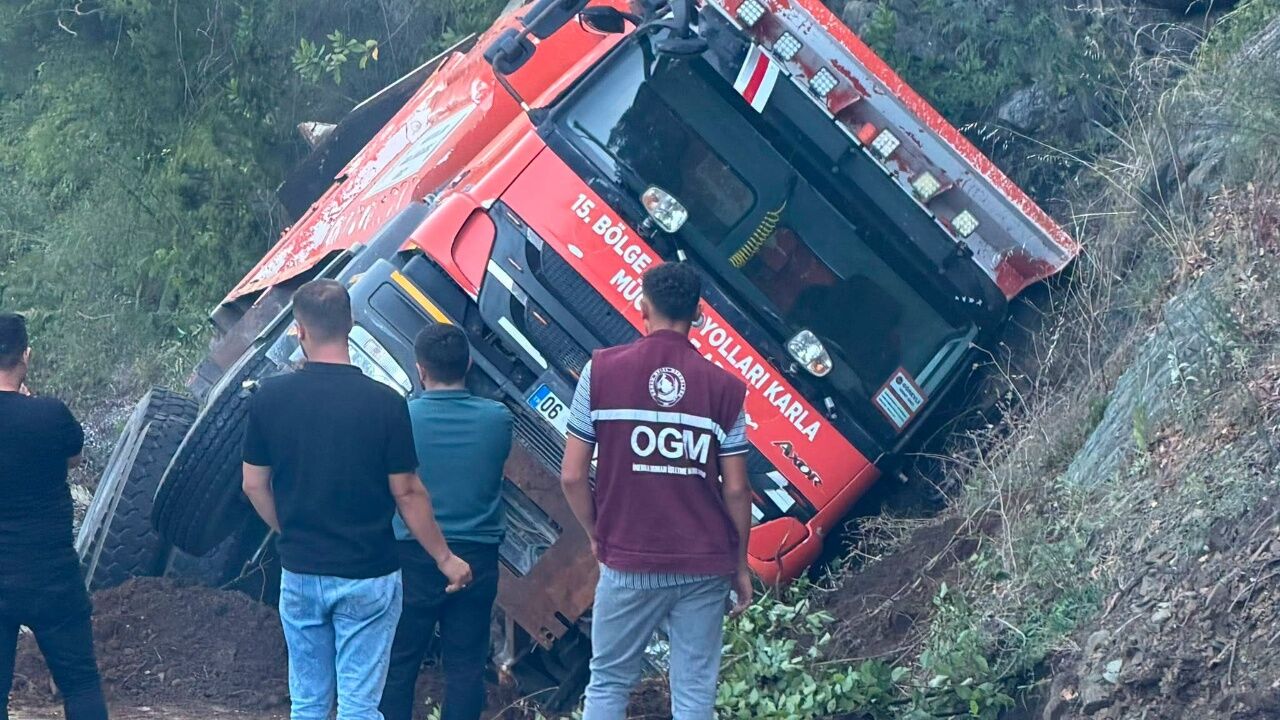 İnebolu Doğanyurt Yolunda Korkutan Kaza! Hafriyat Kamyonu Devrildi