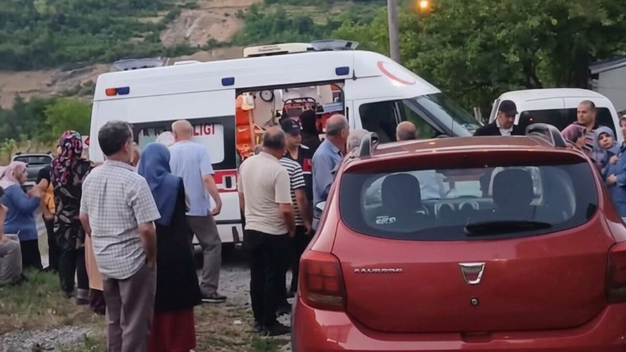 İnebolu Yolunda Korku Dolu Anlar! Freni Boşalan Araç Anne Ve Iki Çocuğa Çarptı