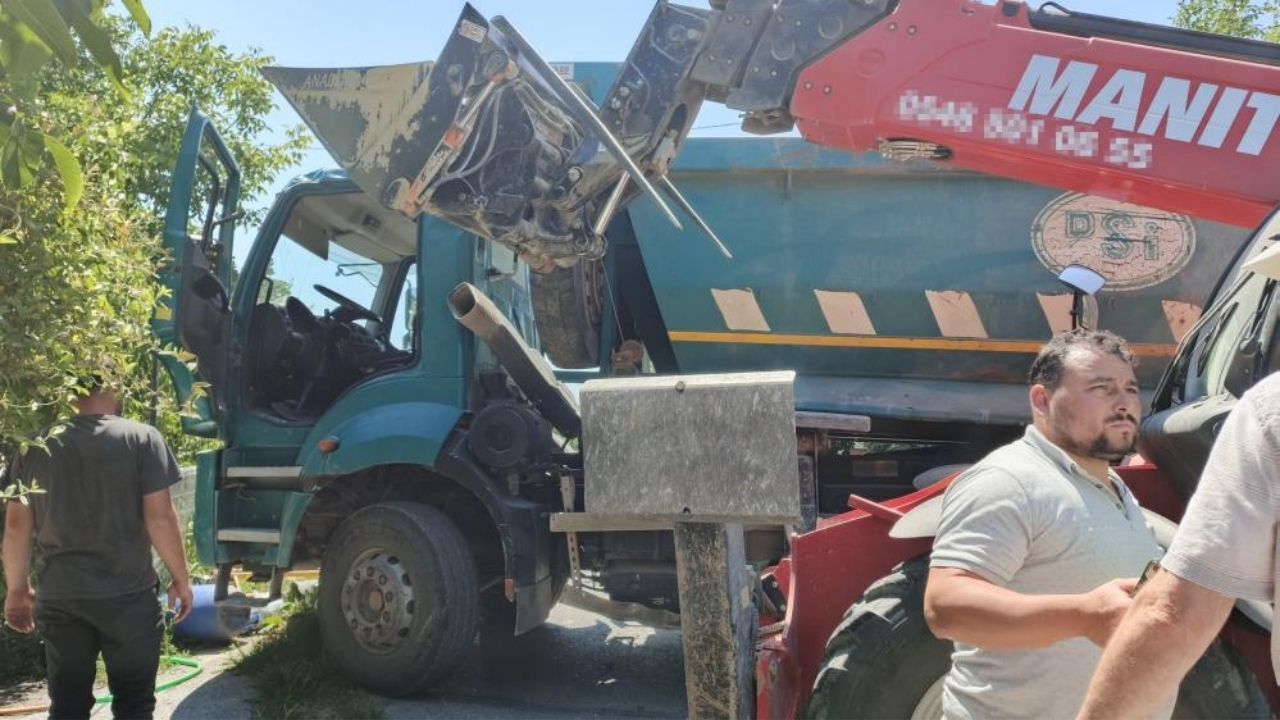 İş Makinesi Ile Kamyon Birbirine Girdi 1 Yaralı (1)