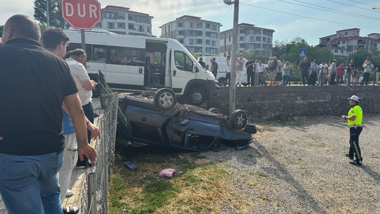 İşçi Servisi Kazaya Karıştı! Takla Atan Otomobilde 3 Kişi Yaralandı (1)