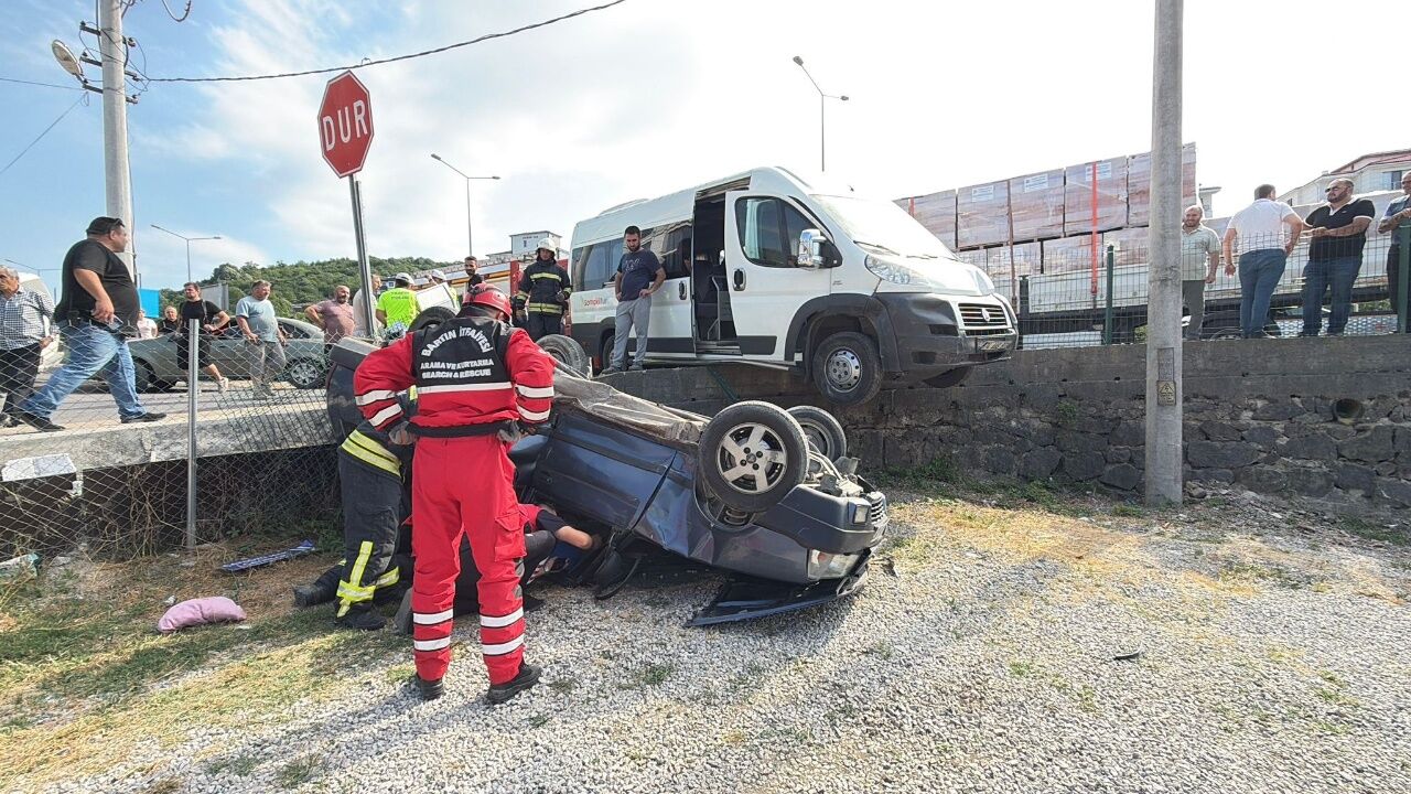 İşçi Servisi Kazaya Karıştı! Takla Atan Otomobilde 3 Kişi Yaralandı (3)