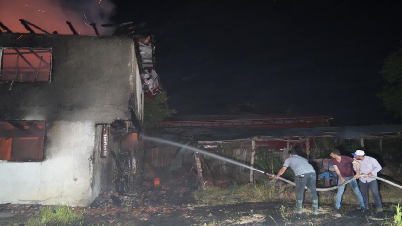 Kadıoğlu Köyünde Yangın Gün Ağardı (3)