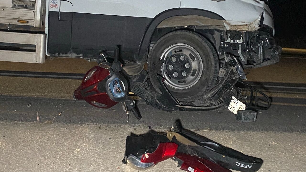 Kamyonet Ile Motosiklet Çarpıştı 23 Yaşındaki Genç Hayatını Kaybetti (1)
