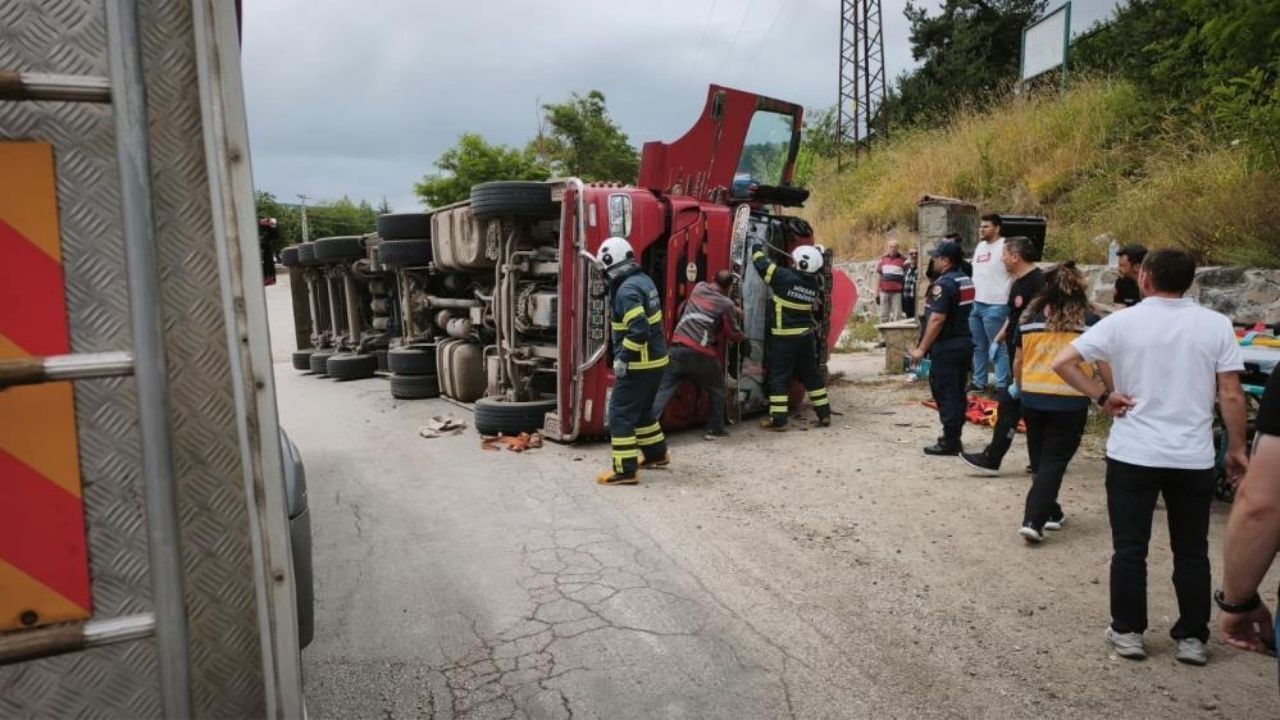 Kamyonetin Devrildiği Kazada Can Pazarı 3 Kişi Yaralandı (1)