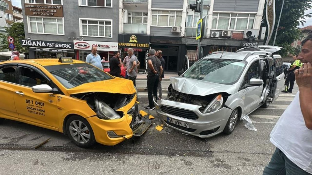 Karşı Şeride Geçen Araç Taksiye Çarptı 2 Yaralı (1)