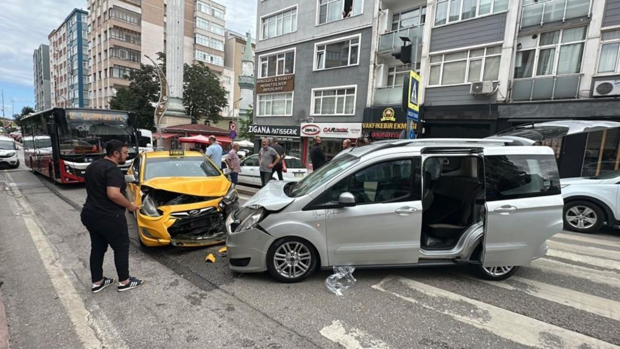 Karşı Şeride Geçen Araç Taksiye Çarptı 2 Yaralı (3)