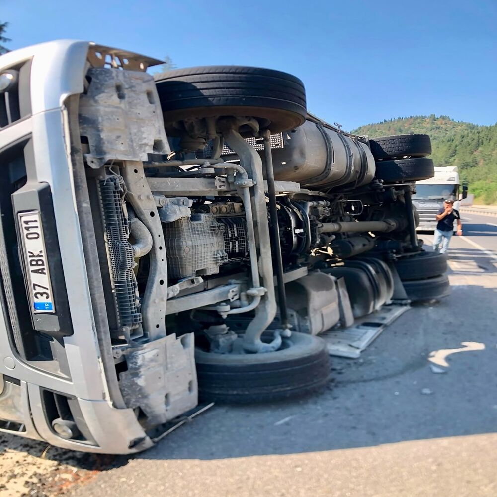 Kastamonu Bilecik Tır Devrildi (1)
