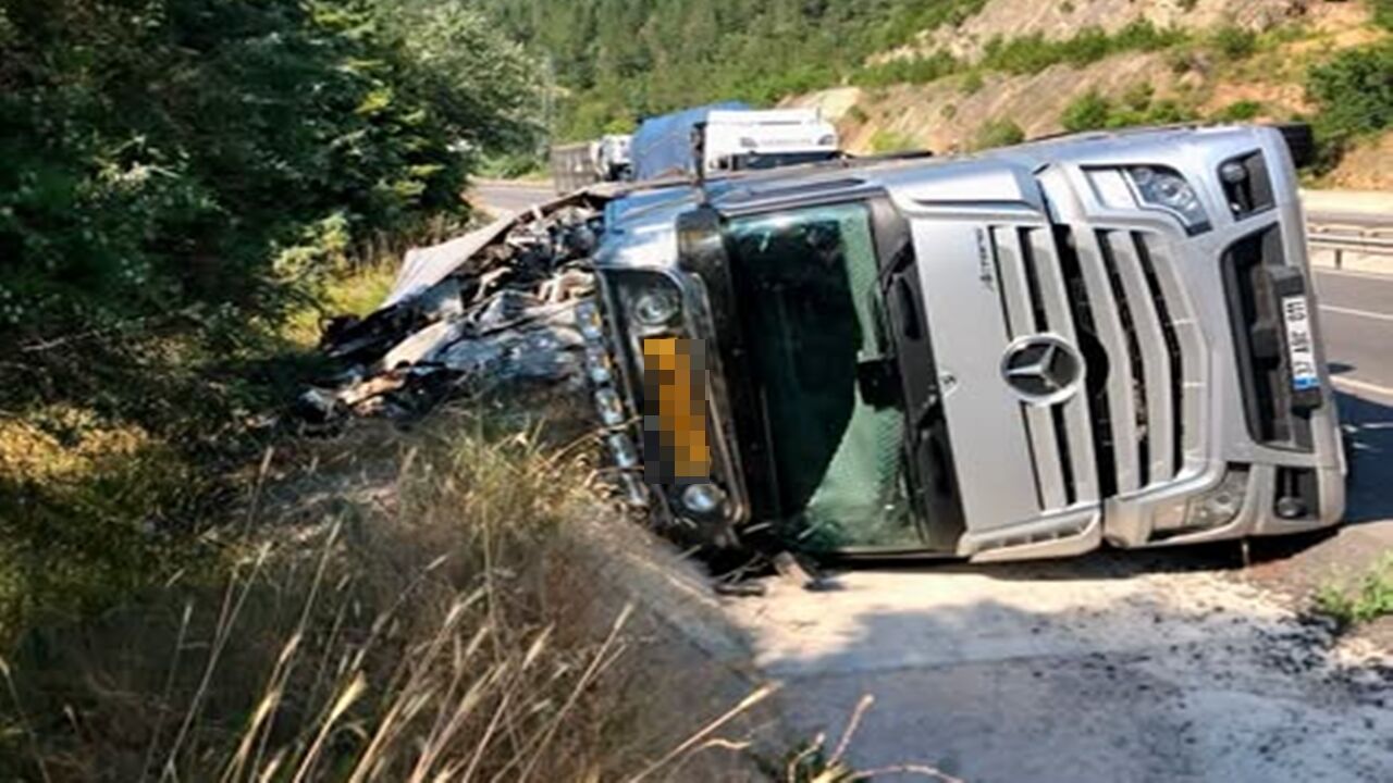 Kastamonu Bilecik Tır Devrildi (2)