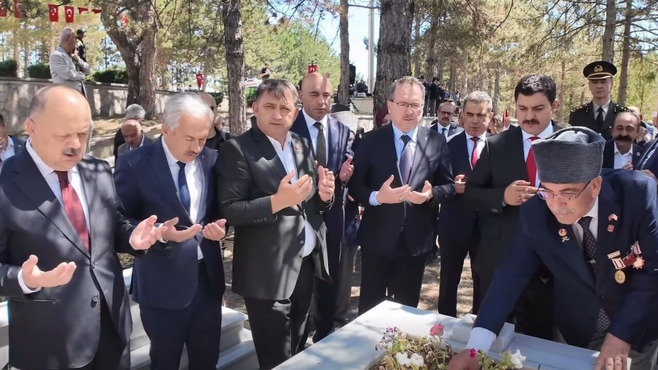 Kastamonu'da 15 Temmuz Programı Kapsamında Şehitlik Ziyareti Gerçekleştirildi (3)