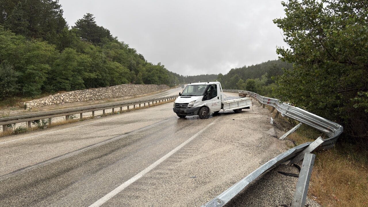 Kastamonu'da Arı Yüklü Kamyonet Bariyere Çarptı 2 Yaralı 1