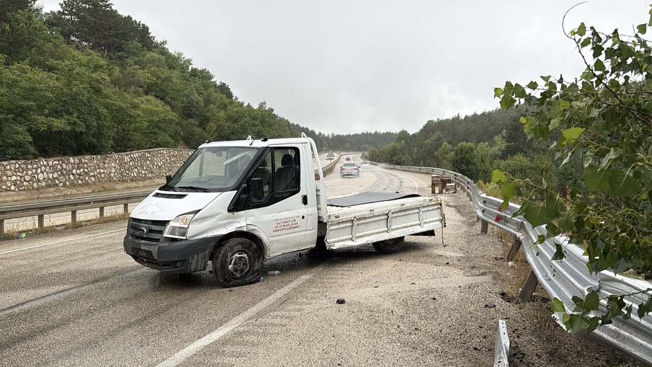 Kastamonu'da Arı Yüklü Kamyonet Bariyere Çarptı 2 Yaralı
