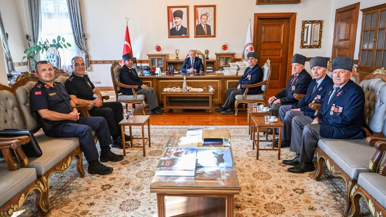 Kastamonu’da Kıbrıs Barış Kastamonu’da Kıbrıs Barış Harekâtı’nın 52. Yılı Anıldı Gazilerden Vali Dallı’ya Ziyaretyıl Dönümünde Gazilerle Buluşma 1