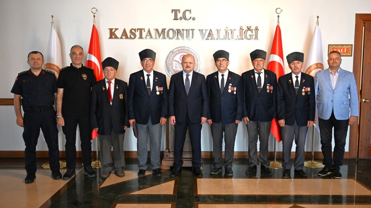 Kastamonu’da Kıbrıs Barış Kastamonu’da Kıbrıs Barış Harekâtı’nın 52. Yılı Anıldı Gazilerden Vali Dallı’ya Ziyaretyıl Dönümünde Gazilerle Buluşma
