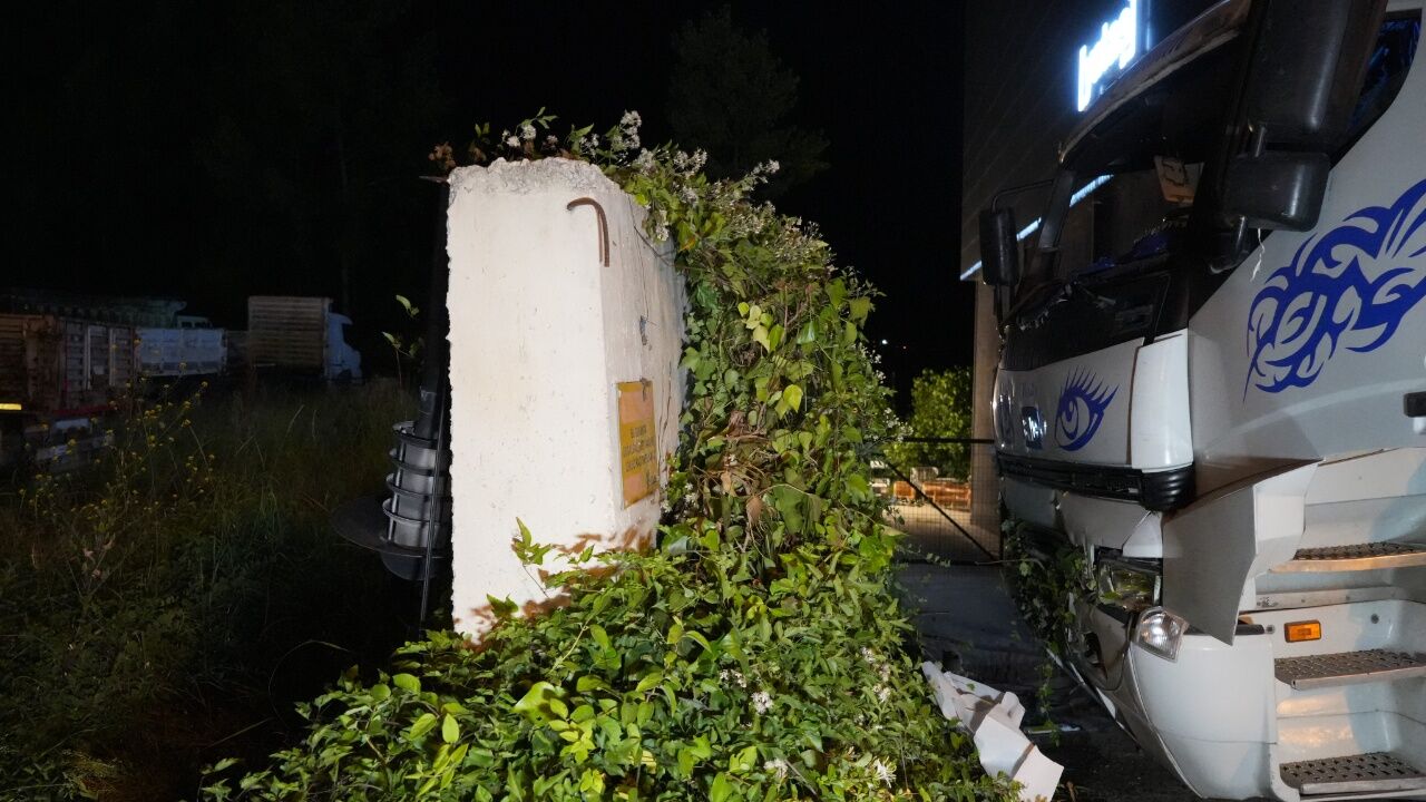 Kastamonu'da Korku Dolu Anlar! Fenalaşan Sürücünün Kullandığı Kamyon Kontrolden Çıktı (1)