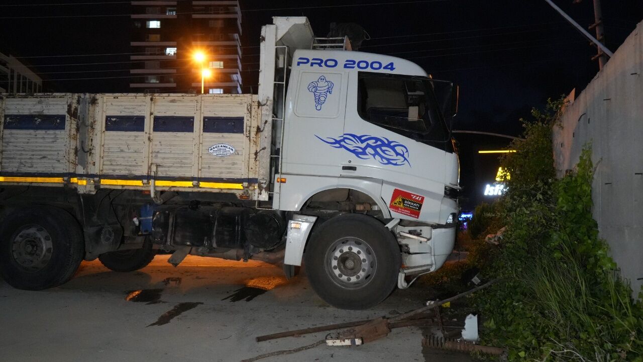 Kastamonu'da Korku Dolu Anlar! Fenalaşan Sürücünün Kullandığı Kamyon Kontrolden Çıktı