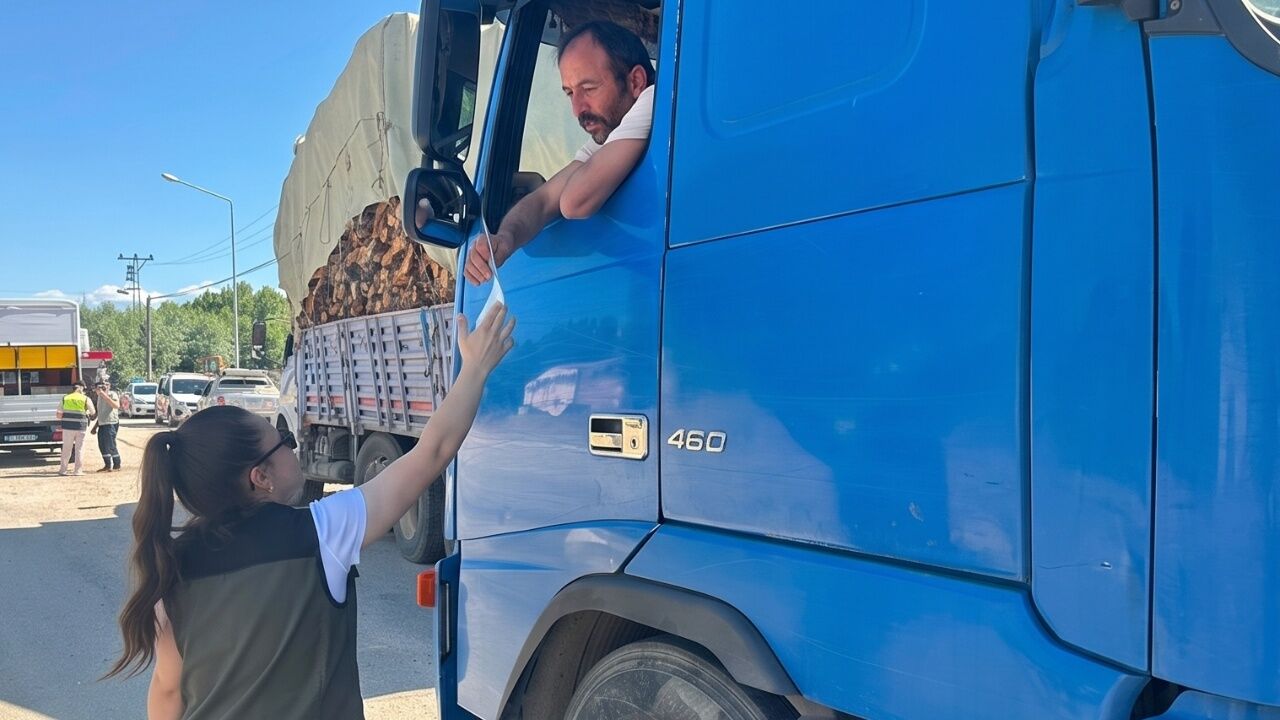 Kastamonu'da Orman Denetimleri Sıkılaştı! Devrekani Yolunda Kamyonlar Tek Tek Kontrol Edildi (3)