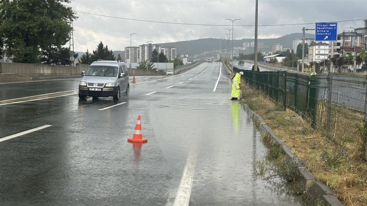 Kastamonu’da Otomobil Su Birikintisine Kapıldı 3 Yaralı (3)