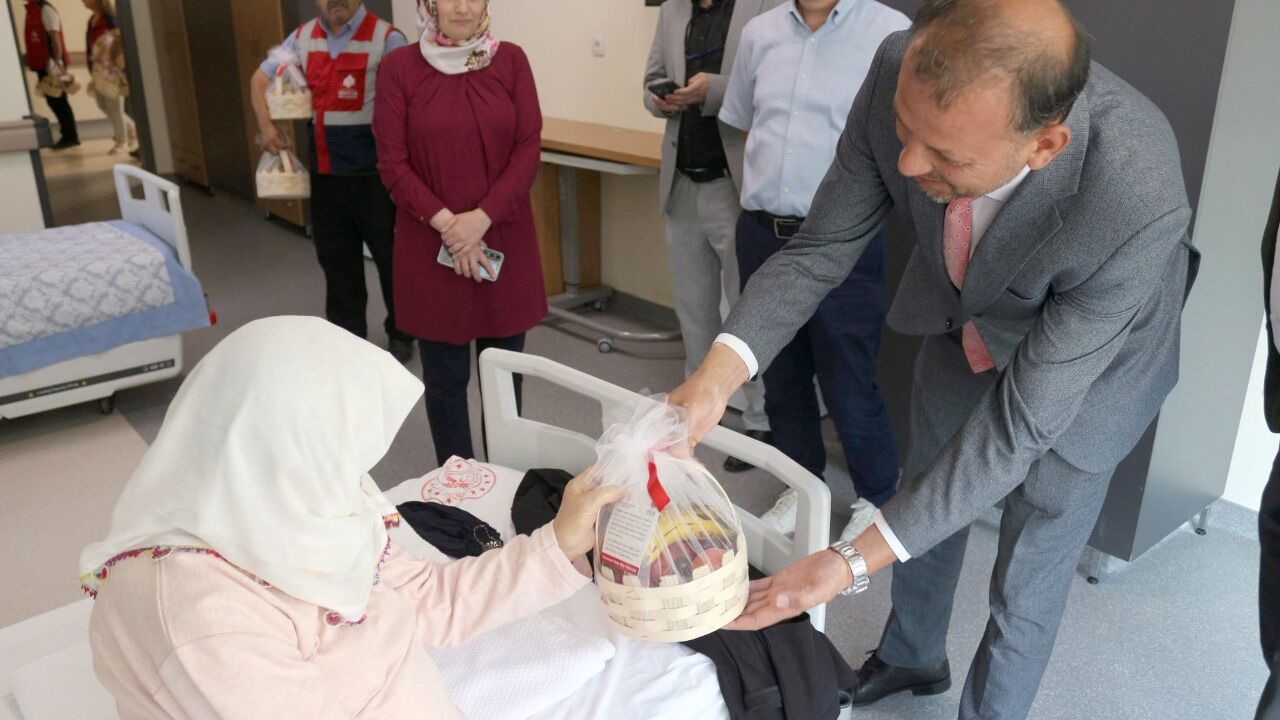 Kastamonu'da Vakıf Geleneği Yaşatıldı Hastalara Moral Ziyareti Gerçekleştirildi 3 (1)