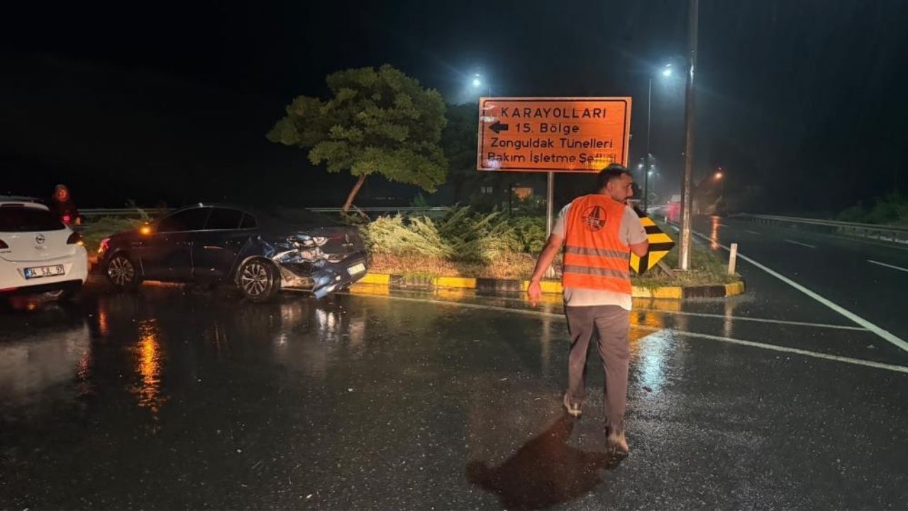 Kavşakta Feci Çarpışma Otomobil Takla Attı, 5 Kişi Yaralandı (1)