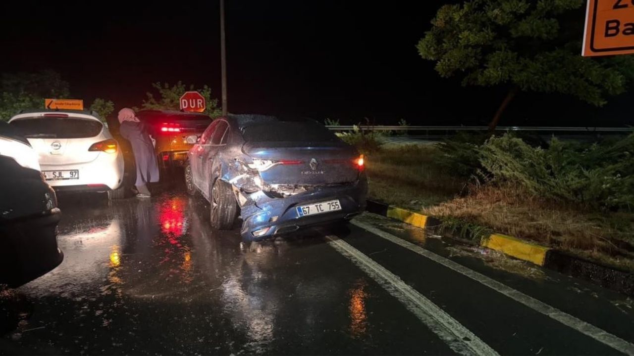 Kavşakta Feci Çarpışma Otomobil Takla Attı, 5 Kişi Yaralandı (3)